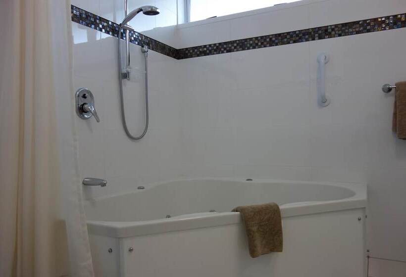 Parakai Springs Lodge