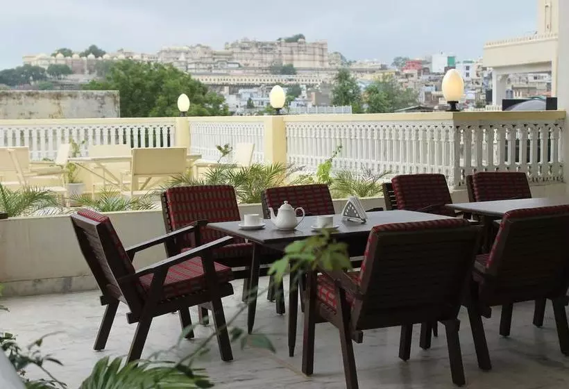 בית מלון כפרי Oyo Rooms Lake Palace Road