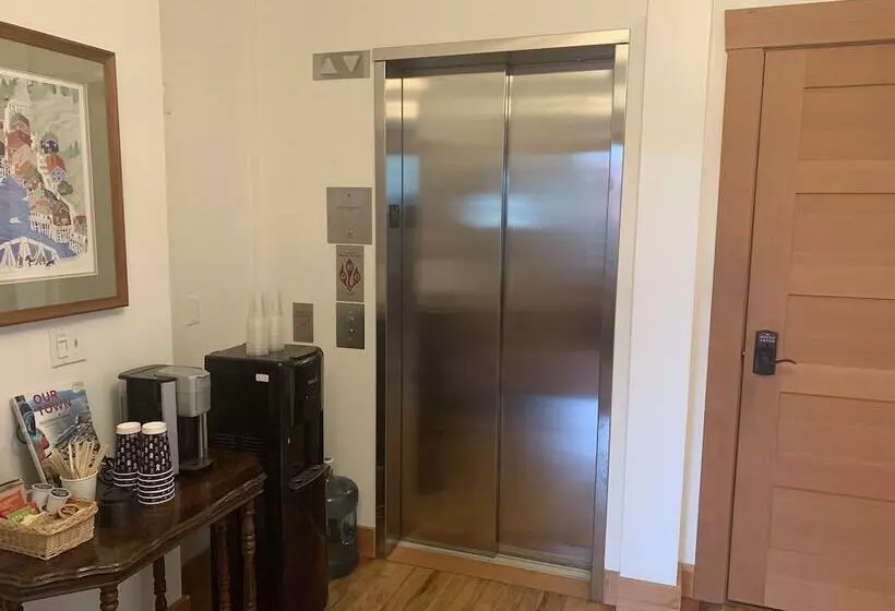 ホテル Inn At Creek Street