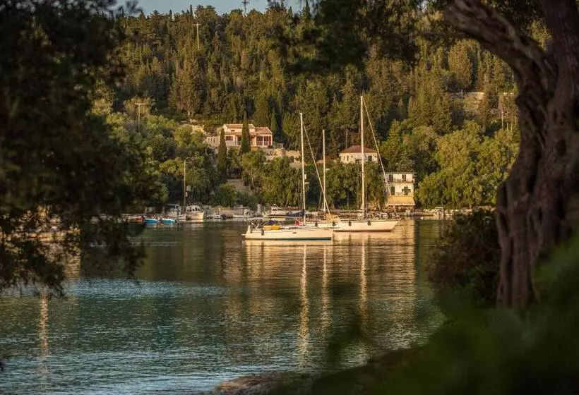 Amfitriti Hotel & Studios