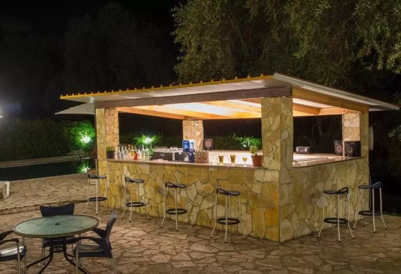 Amfitriti Hotel & Studios