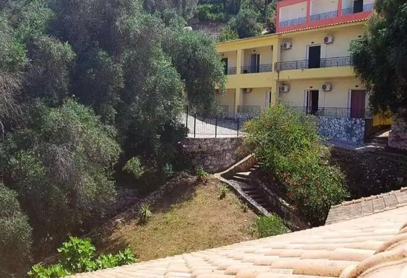 Amfitriti Hotel & Studios