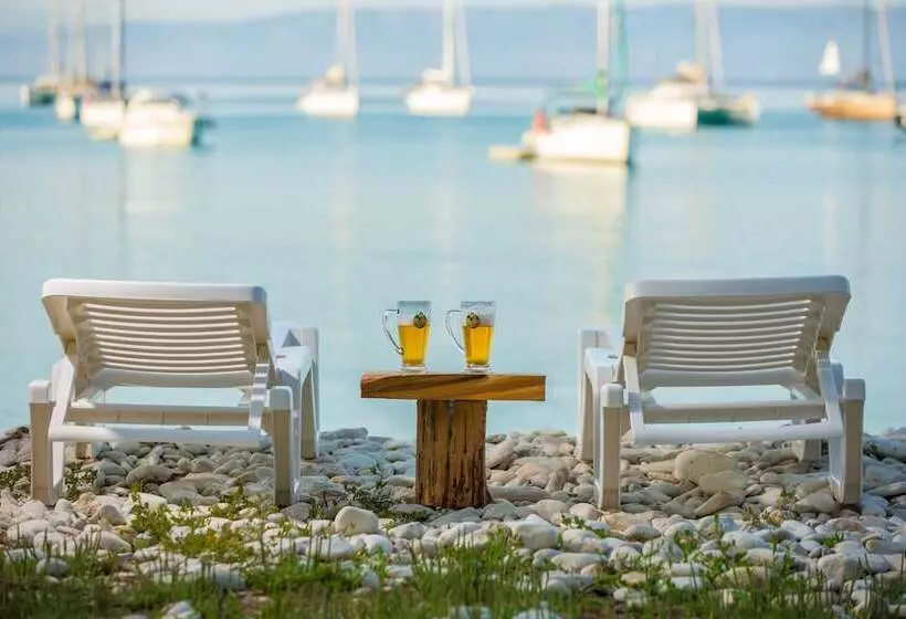 Amfitriti Hotel & Studios