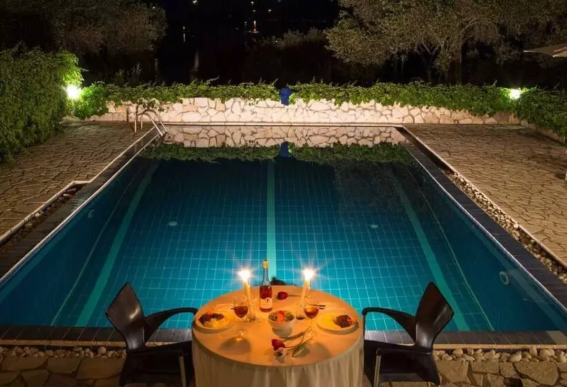 Amfitriti Hotel & Studios