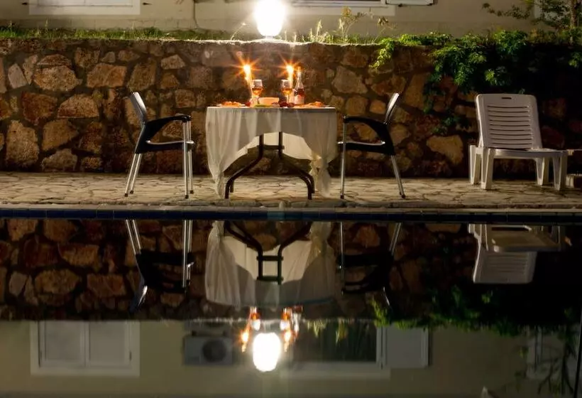 Amfitriti Hotel & Studios