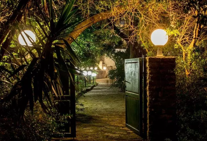 Amfitriti Hotel & Studios