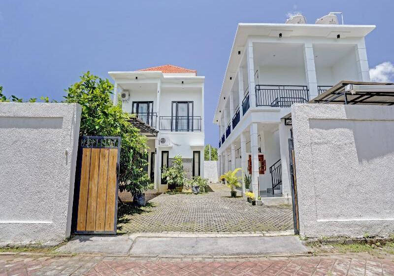 Отель Oyo 90525 White Guesthouse