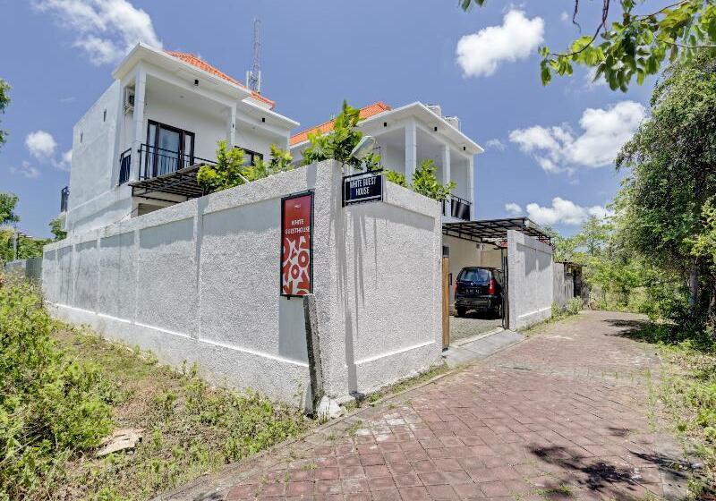 Отель Oyo 90525 White Guesthouse