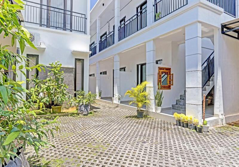 Отель Oyo 90525 White Guesthouse