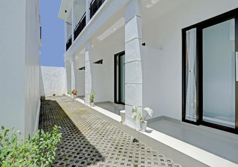 Отель Oyo 90525 White Guesthouse