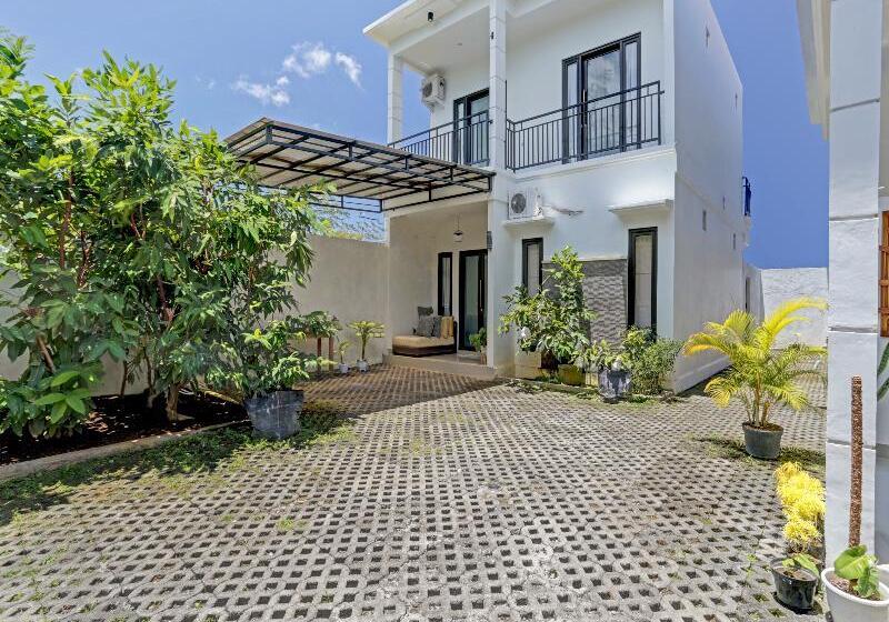 Отель Oyo 90525 White Guesthouse