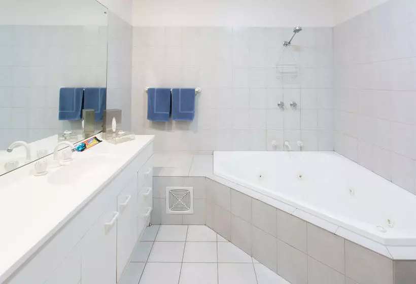 هاستل Adventure Backpackers