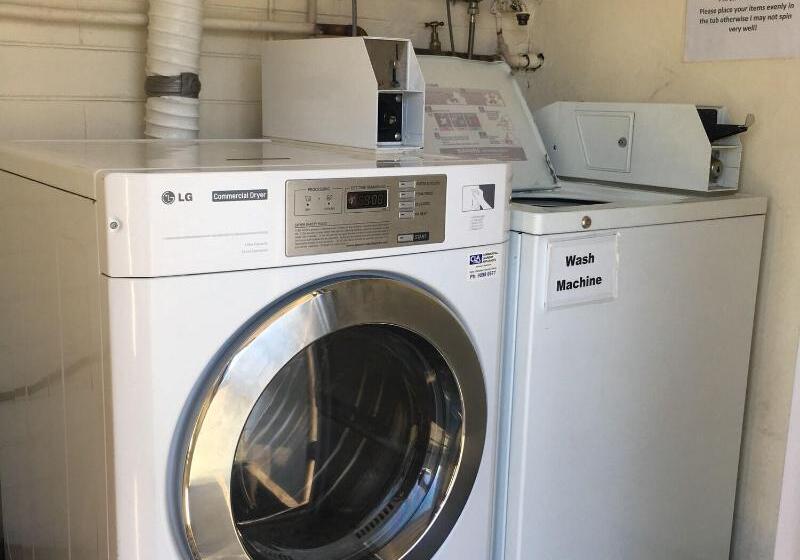 Edgecliff Lodge Motel