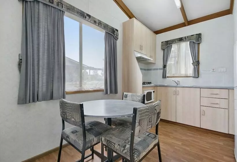 호텔 Australian Community Villages