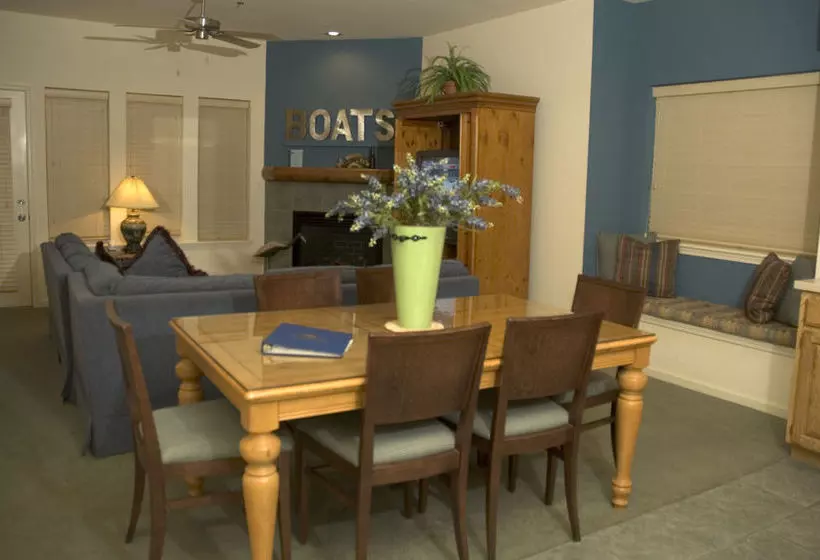 בית מלון כפרי Rock Lane Resort & Marina