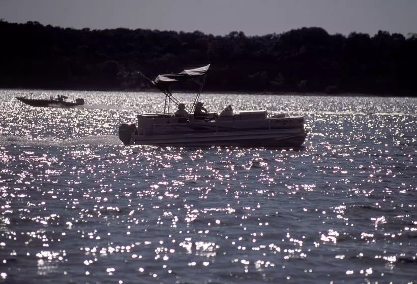 בית מלון כפרי Rock Lane Resort & Marina