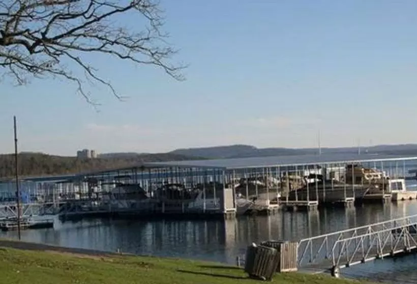 בית מלון כפרי Rock Lane Resort & Marina