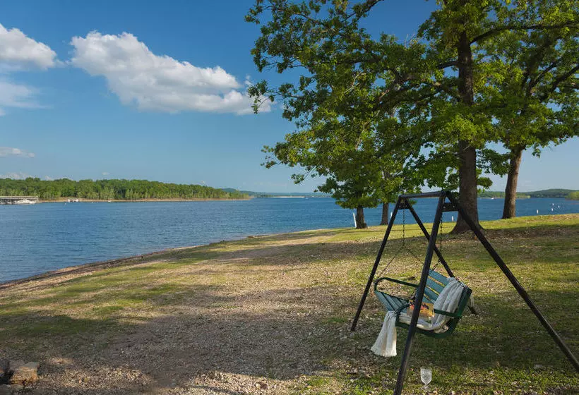 בית מלון כפרי Rock Lane Resort & Marina
