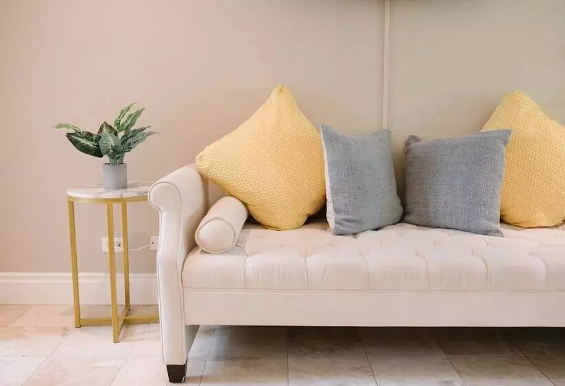 هتل The Rock House