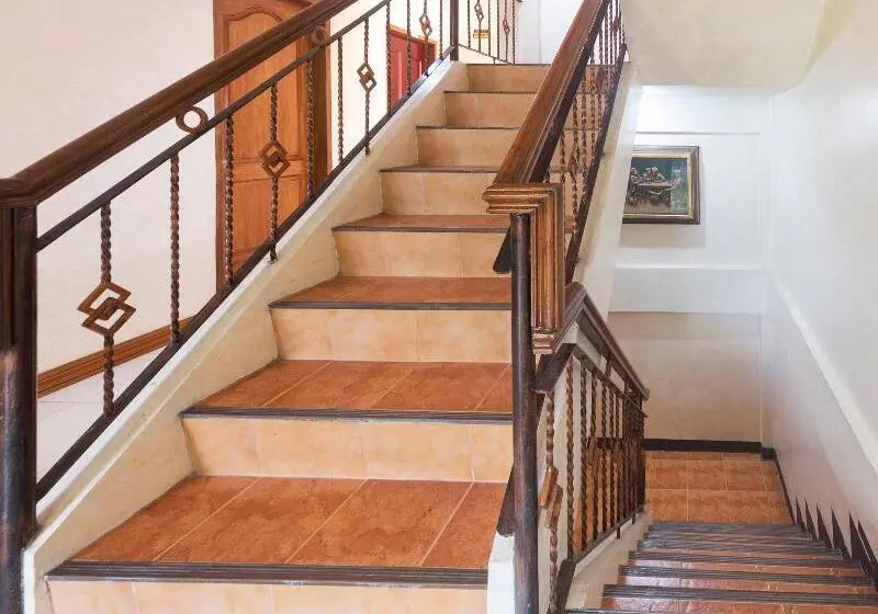 Hotel Reddoorz At Coco Grove Tourist Inn