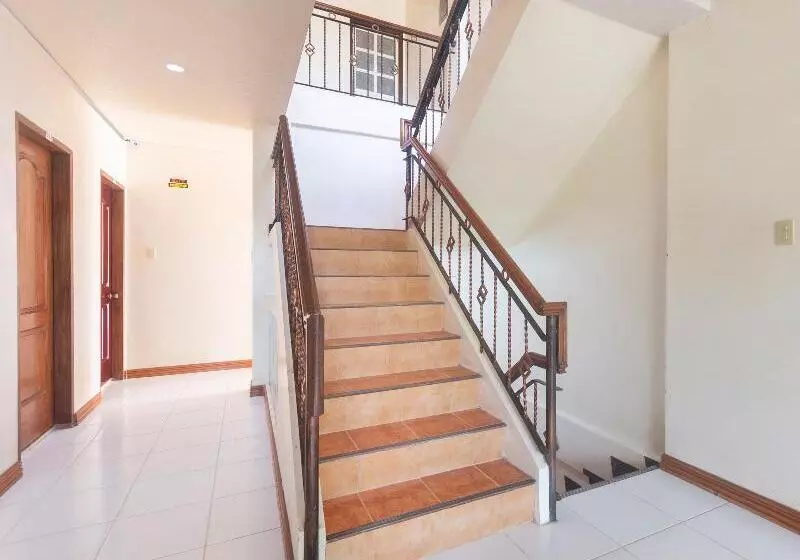 Hotel Reddoorz At Coco Grove Tourist Inn