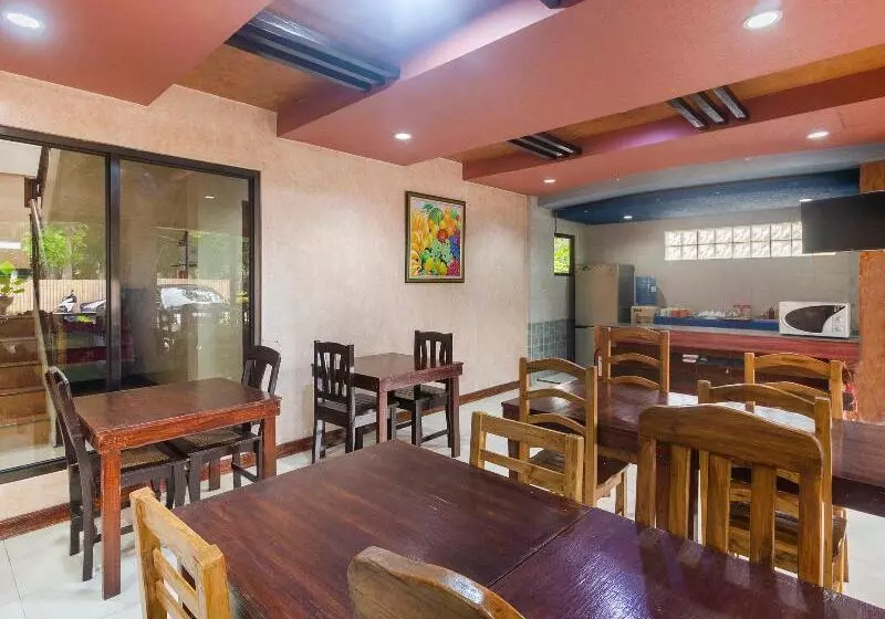 Hotel Reddoorz At Coco Grove Tourist Inn