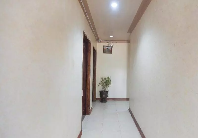 Hotel Reddoorz At Coco Grove Tourist Inn