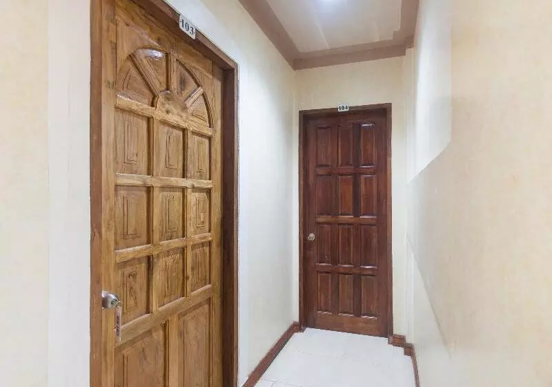 Hotel Reddoorz At Coco Grove Tourist Inn