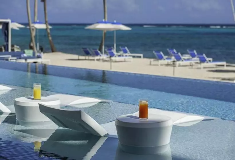 هتل Club Suites At Rum Point