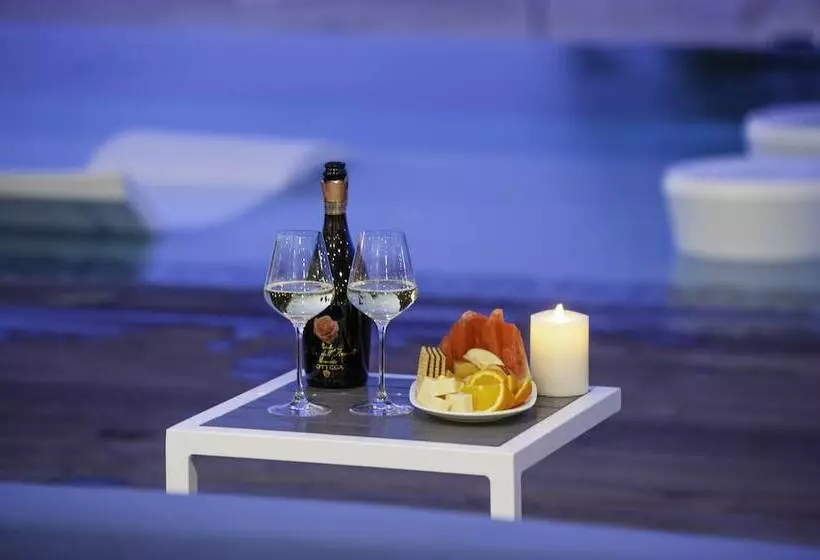 هتل Club Suites At Rum Point