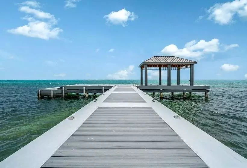 هتل Club Suites At Rum Point