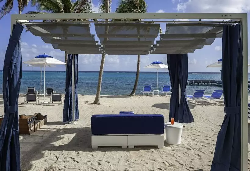 هتل Club Suites At Rum Point