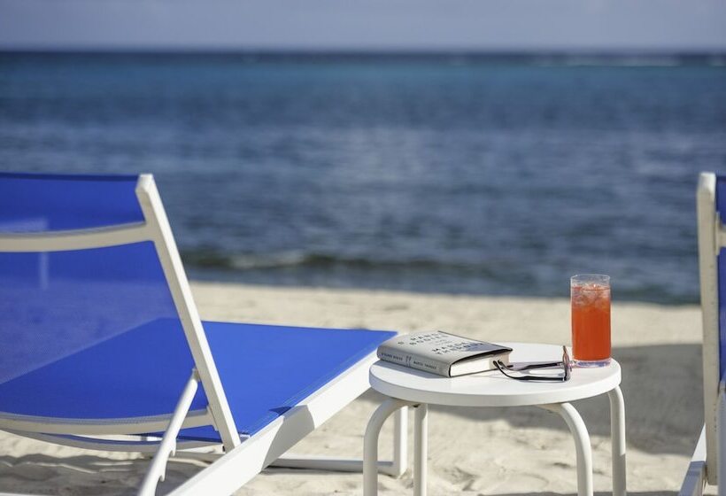 هتل Club Suites At Rum Point