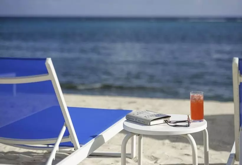 هتل Club Suites At Rum Point