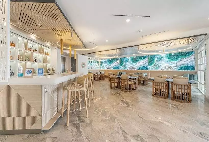 هتل Club Suites At Rum Point