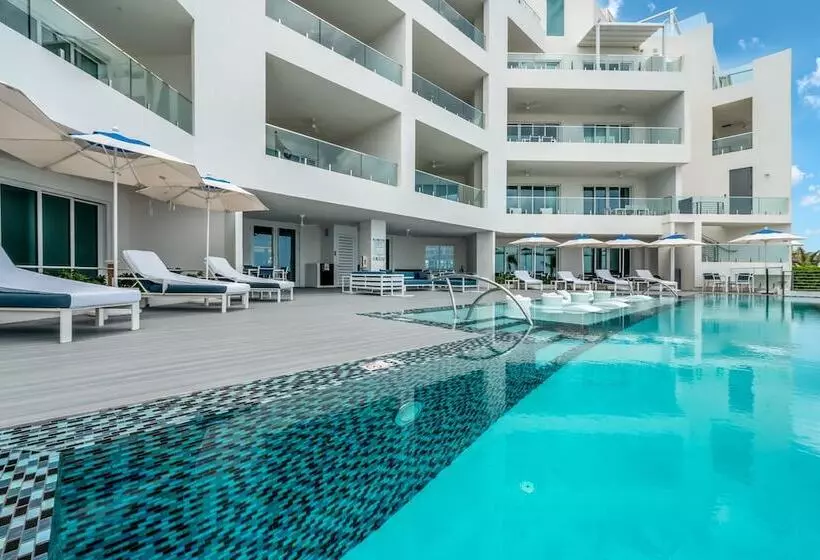 هتل Club Suites At Rum Point