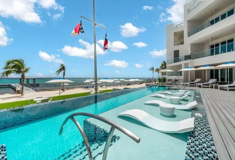 هتل Club Suites At Rum Point