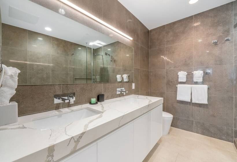 هتل Club Suites At Rum Point