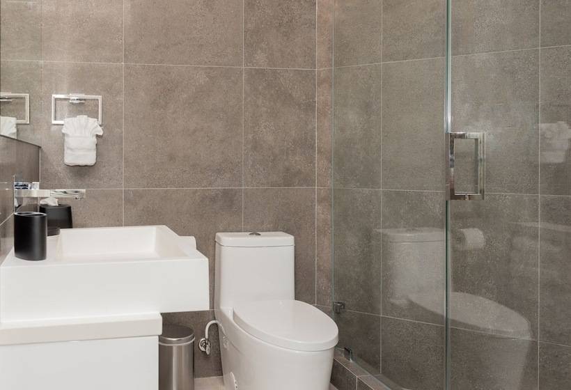 هتل Club Suites At Rum Point