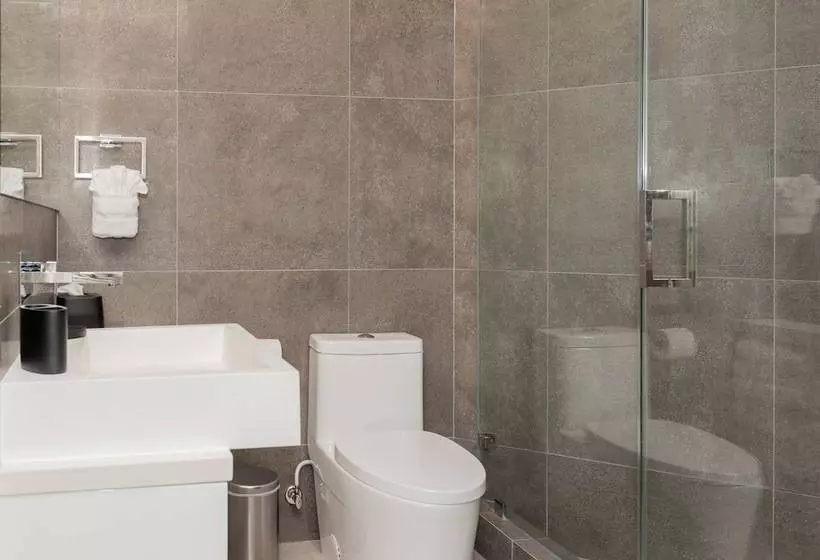 هتل Club Suites At Rum Point