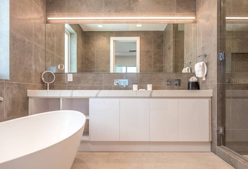 هتل Club Suites At Rum Point