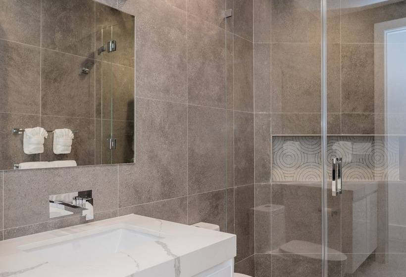 هتل Club Suites At Rum Point