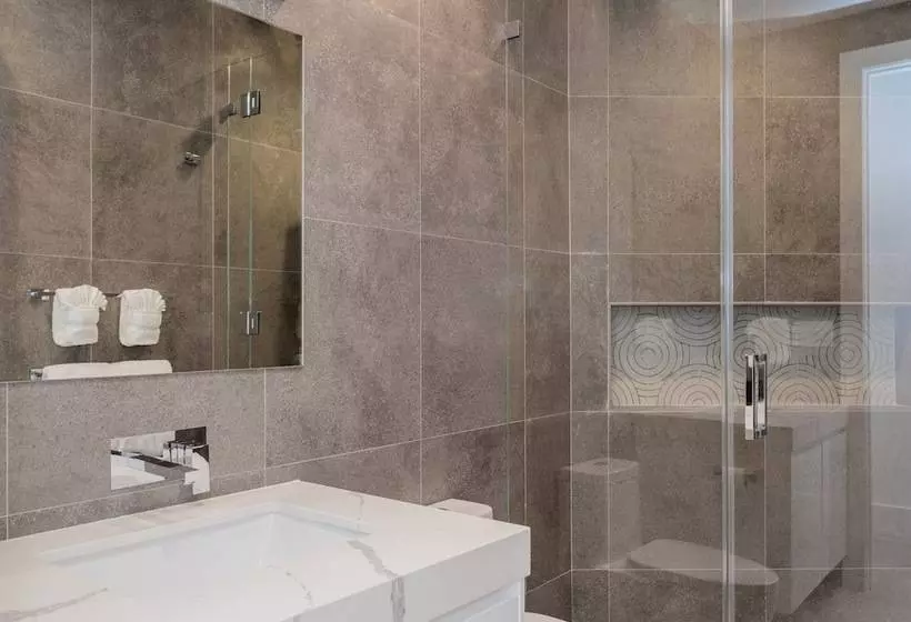 هتل Club Suites At Rum Point