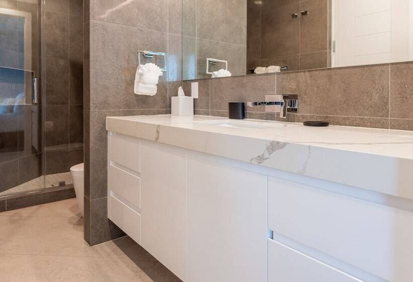 هتل Club Suites At Rum Point