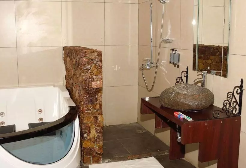 هتل Lake Safari Lodge