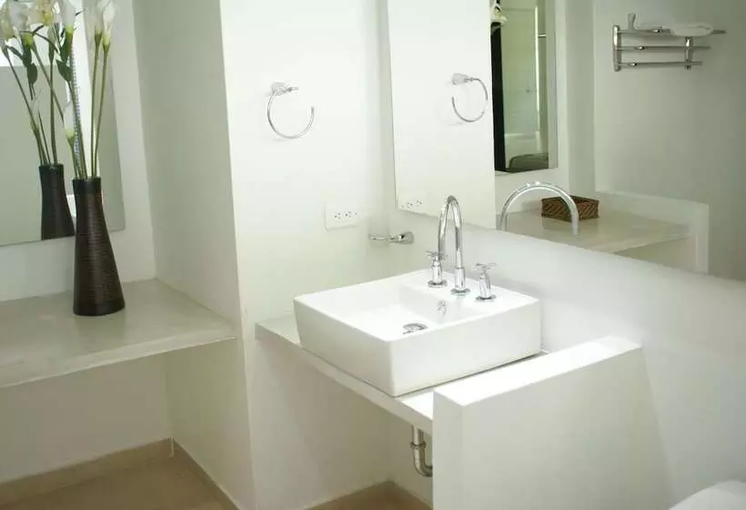 هتل Vallclaire Suites