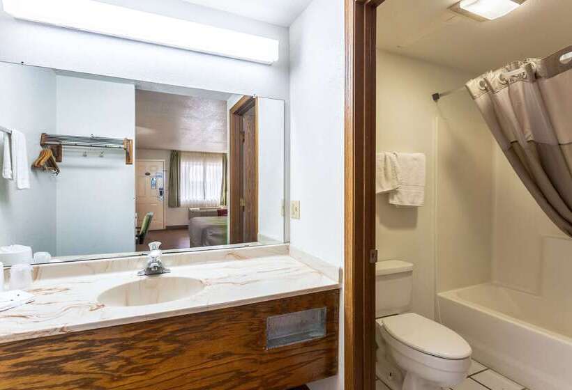 فندق على الطريق Rodeway Inn