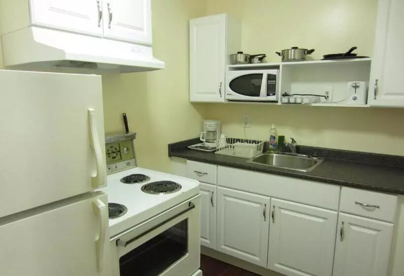 Motelli Village Inn & Suites   Sudbury