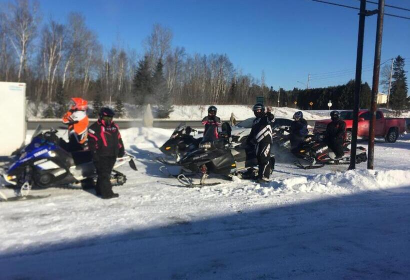 モーテル Village Inn & Suites Sudbury