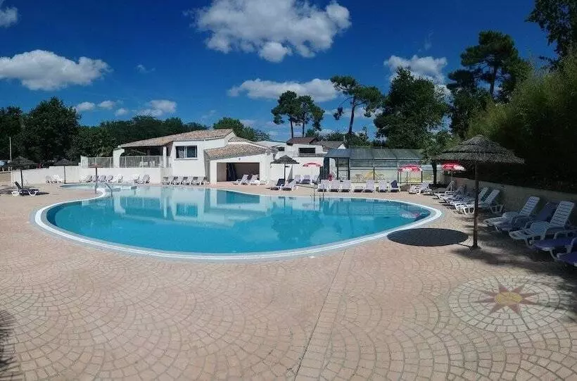 Hotelli Camping Les Pins De Sel